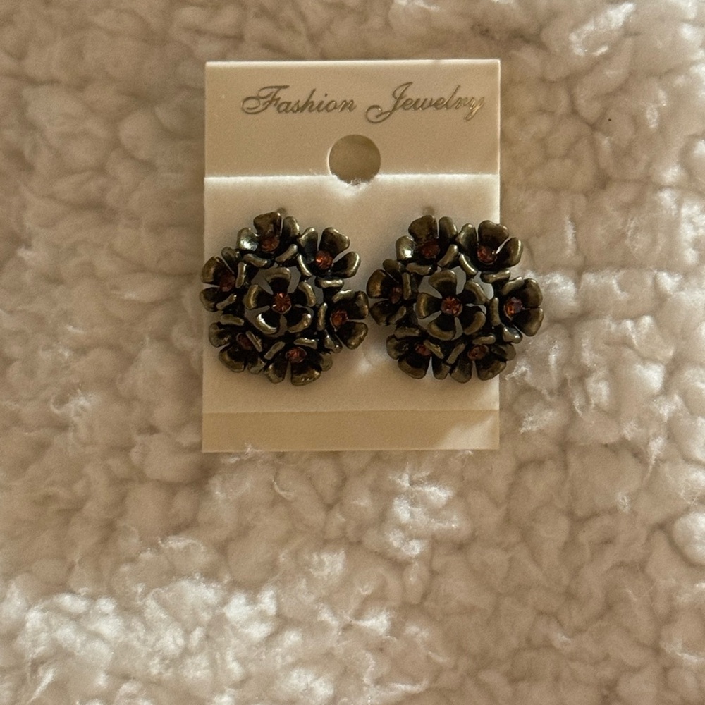 Vintage Fashion Jewelry Dark Floral Stud Earrings